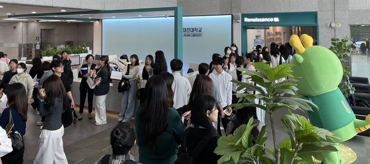 [대전=뉴시스] 대전대 '2025년 도서관의 날 이벤트' 모습. (사진=대전대 제공) *재판매 및 DB 금지