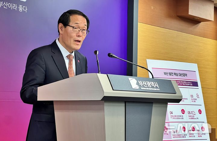 [부산=뉴시스] 원동화 기자 = 이준승 부산시 행정부시장이 21일 부산 연제구 부산시청 기자회견장에서 제21대 대통령 선거를 앞두고 가덕도신공항 2단계 확장 및 낙동항 하구 국가 3대 녹지 지정 등 3대 분야 32개 사업 140조원 규모의 부산 지역 공약 과제를 발표했다. 2025.04.21. dhwon@newsis.com