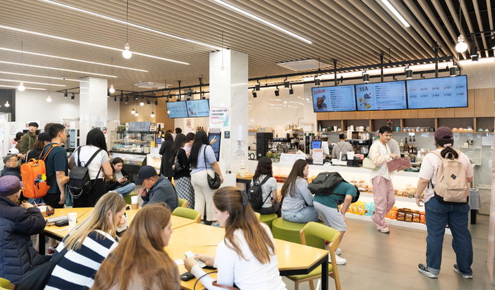 [서울=뉴시스] 서대문구 '카페(CAFE) 폭포'. 2025.04.21. (사진=서대문구 제공) *재판매 및 DB 금지