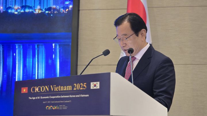 [하남=뉴시스] 이현재 하남시장이 베트남에서 열린 'CICON Vietnam 2025'에 참석해 '스마트 그린 시티 하남'을 주제로 발표를 하고 있다. (사진=하남시 제공) 2025.04.21. photo@newsis.com *재판매 및 DB 금지