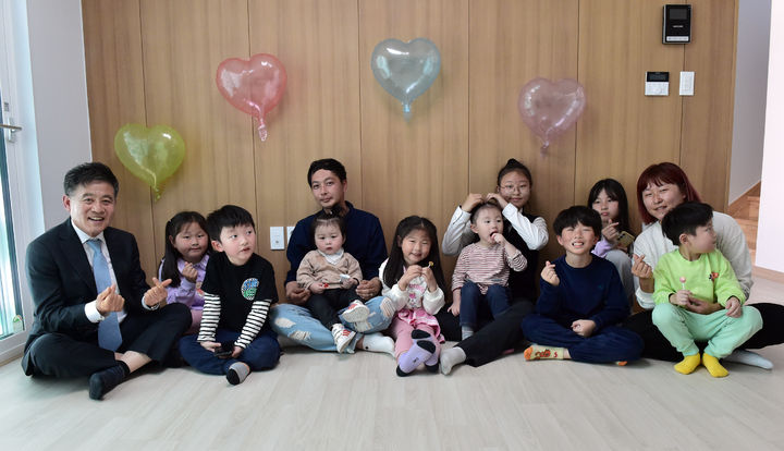 21일 정성주 김제시장(왼쪽)이 광활면 '기적 같은 집'에 입주한 아홉 남매 가정 가족과 기념 촬영을 하고 있다. (사진=김제시 제공) *재판매 및 DB 금지