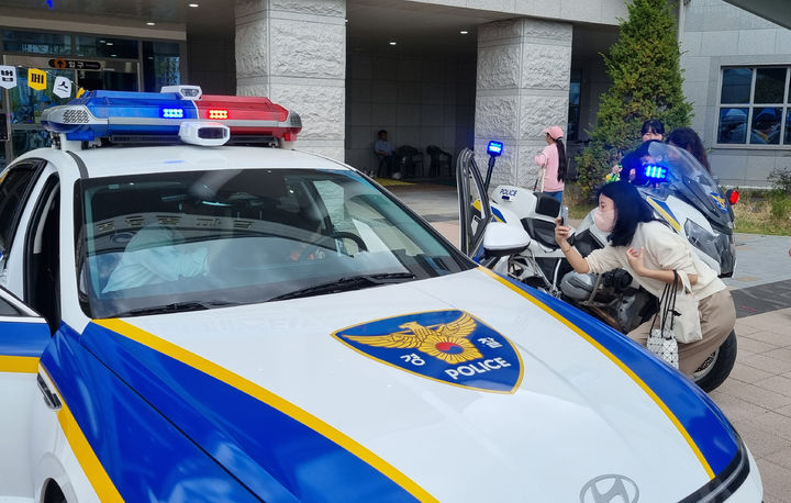 [광주=뉴시스] 광주 북부경찰서 교통과 직원들이 지난 19일 광주솔로몬파크에서 열린 법페스티벌 행사장에서 어린이를 대상으로 순찰차 탑승 등 현장체험을 진행하고 있다. (사진 = 광주 북부경찰서 제공) 2025.04.21. photo@newsis.com *재판매 및 DB 금지