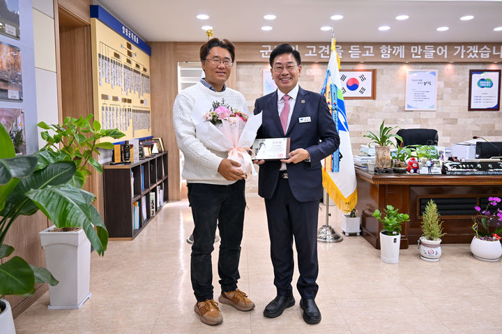 [양평=뉴시스] 양평군 홍보대사로 위촉된 반려동물 교육 전문가 전승우씨. (사진=양평군 제공) 2025.04.21. photo@newsis.com *재판매 및 DB 금지