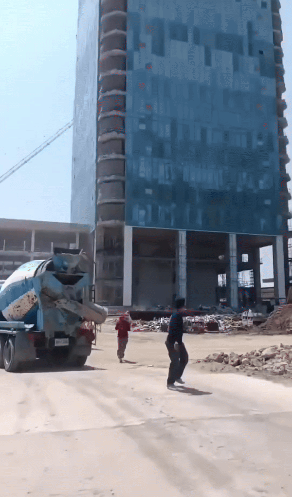 [서울=뉴시스] 지진으로 공사 중이던 방콕 건물이 무너지는 모습이다 (사진=엑스 캡쳐) 2025.04.21. photo@newsis.com *재판매 및 DB 금지