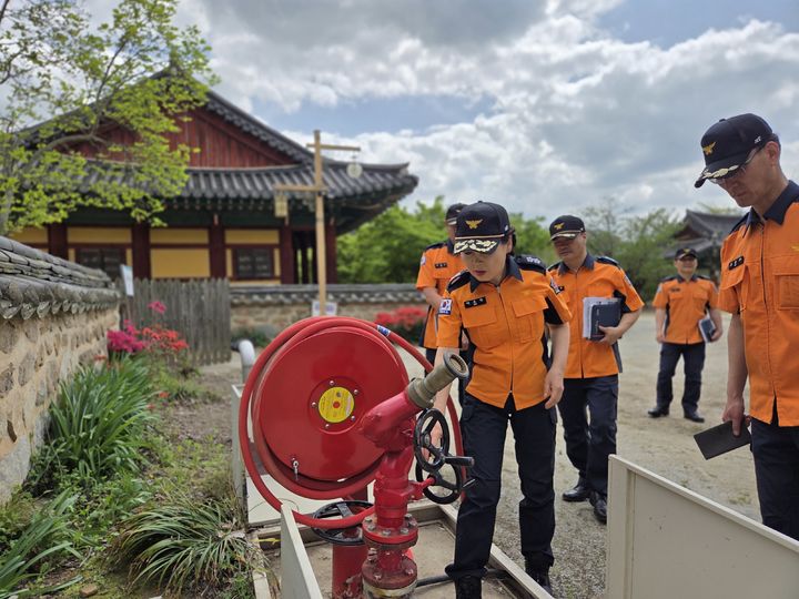 [김제=뉴시스] 이오숙 전북특별자치도소방본부장이 21일 전북 김제시 금산면 금산사를 찾아 사찰 내 소방시설 등을 점검하고 있다. (사진=전북특별자치도소방본부 제공) 2025.04.21. photo@newsis.com *재판매 및 DB 금지