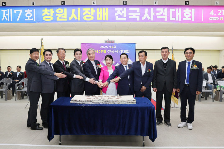 [창원=뉴시스] 강경국 기자 = 조명래 경남 창원시 제2부시장이 21일 창원국제사격장에서 열린 제7회 창원시장배 전국사격대회 개막식에 참석하고 있다. (사진=창원시청 제공). 2025.04.21. photo@newsis.com *재판매 및 DB 금지