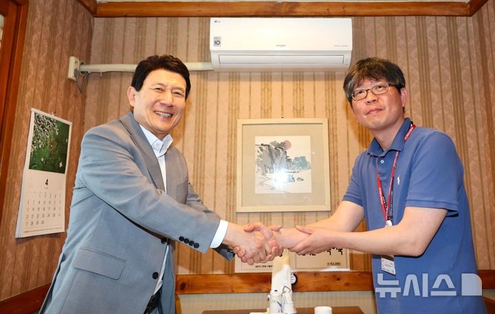 [포항=뉴시스] 송종욱 기자 = 이강덕 포항시장이 21일 과학의 날을 맞아 세계가 주목하는 공학자 노준석 포스텍 기계공학과·화학공학과·전자전기공학과 교수를 만나 환담하고 격려했다. 사진은 이 시장(왼쪽)과 노 교수가 만나 악수하는 모습. (사진=포항시 제공) 2025.04.21. photo@newsis.com