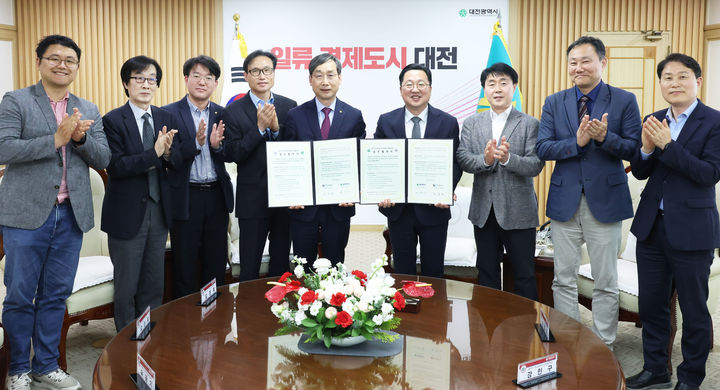 [대전=뉴시스]대전시와 국립한밭대학교는 21일 시청 응접실에서 이장우 시장과 오용준 한밭대 총장을 비롯한 관계자들이 참석한 가운데 대전 반도체산업 혁신생태계 구축을 위한 업무협약(MOU)을 체결했다. (사진=대전시 제공) 2025. 04. 21 photo@newsis.com *재판매 및 DB 금지