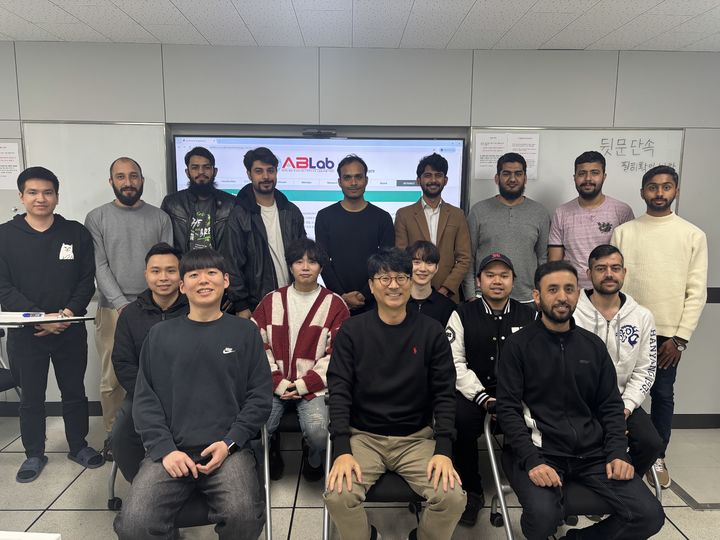 한양대 유형석 교수가 '2025년 과학의 날 및 정보통신의 날' 기념식에서 대통령 표창을 수상했다. 사진은 유형석 교수(맨 앞줄 가운데)와 연구실 학생들 단체 사진. (사진=한양대 제공) *재판매 및 DB 금지