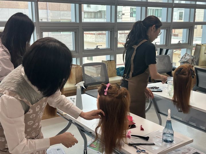 [울산=뉴시스] 울산 남구 평생학습교실에서 운영 중인 셀프 헤어컷 강좌. (사진=울산 남구 제공) photo@newsis.com *재판매 및 DB 금지