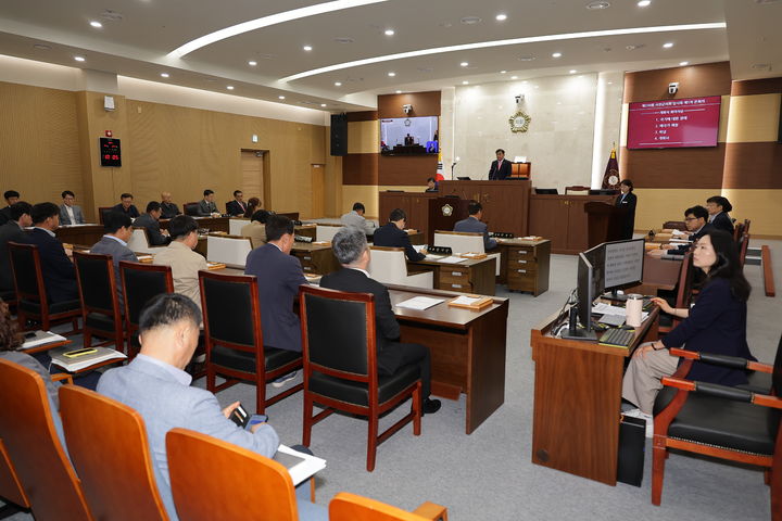 [대전=뉴시스] 조명휘 기자 = 서천군 의회가 21일 제330회 임시회를 개회하고 있다. (사진= 서천군의회 제공) 2025.04.21. photo@newsis.com *재판매 및 DB 금지