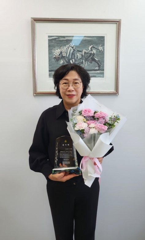 [천안=뉴시스] 김명숙 충남 천안시의원이 최근 대한주택관리사협회 충남도회로부터 공동주택 근로자 근무환경 개선을 위한 공로를 인정받아 감사패를 수여받았다. (사진=천안시의회 제공) 2025.4.21 photo@newsis.com *재판매 및 DB 금지