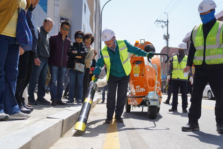 [속초=뉴시스] 21일 속초시가 도내 최초 가로청소용 친환경 진공청소기를 도입한 가운데 시연회를 갖고 있다.(사진=속초시 제공) photo@newsis.com *재판매 및 DB 금지