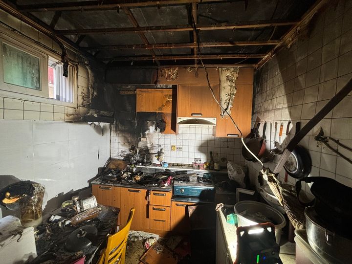 [예산=뉴시스] 21일 오전 10시6분께 충남 예산군 예산읍 주교리의 한 단독주택에서 가스 폭발 후 불이 나 내부 가재도구 등이 불에 탄 모습. (사진=예산소방서 제공) 2025.04.21. photo@newsis.com *재판매 및 DB 금지