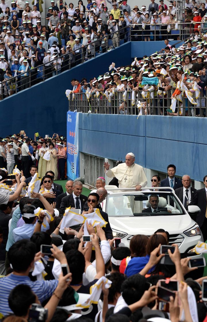 [사진=뉴시스DB]= 프란치스코 교황이 지난 2014년 8월 15일 대전 월드컵경기장에서 열린 '성모승천대축일 미사'에 입장하며 신도들에게 인사하고 있다. photo@newsis.com *재판매 및 DB 금지
