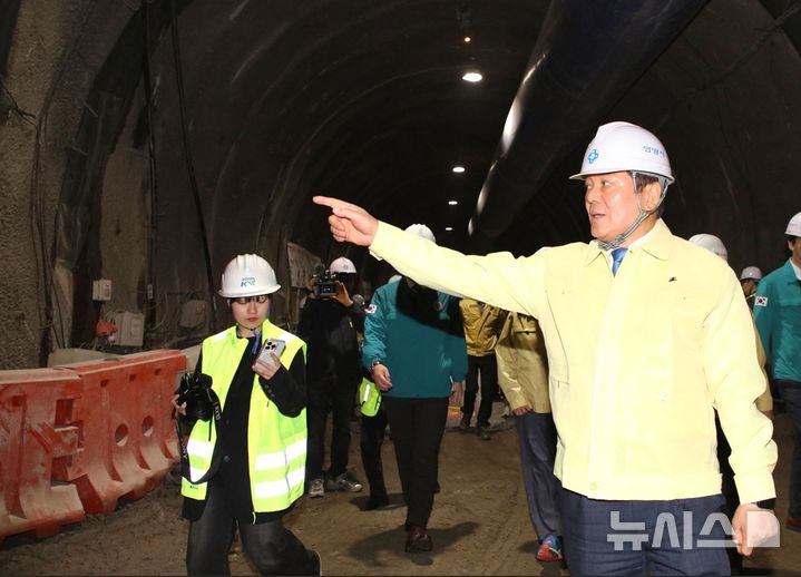 [안양=뉴시스] 현장 안전 점검에 나선 최대호 시장이 안전을 지시하고 있다. (사진=안양시 제공). 2025.04.21. photo@newsis.com