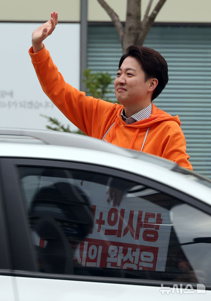 [세종=뉴시스] 강종민 기자 = 이준석 개혁신당 대선 후보가 21일 세종시 성금교차로에서 출근하는 시민들을 향해 지지를 호소하고 있다. 2025.04.21. ppkjm@newsis.com