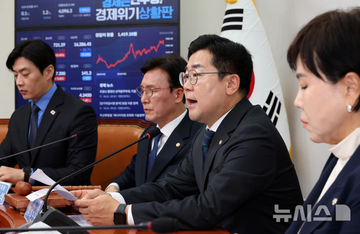 [서울=뉴시스] 조성우 기자 = 박찬대(오른쪽 두 번째) 더불어민주당 당대표 직무대행 겸 원내대표가 21일 오전 서울 여의도 국회에서 열린 최고위원회의에서 발언하고 있다. 2025.04.21. xconfind@newsis.com