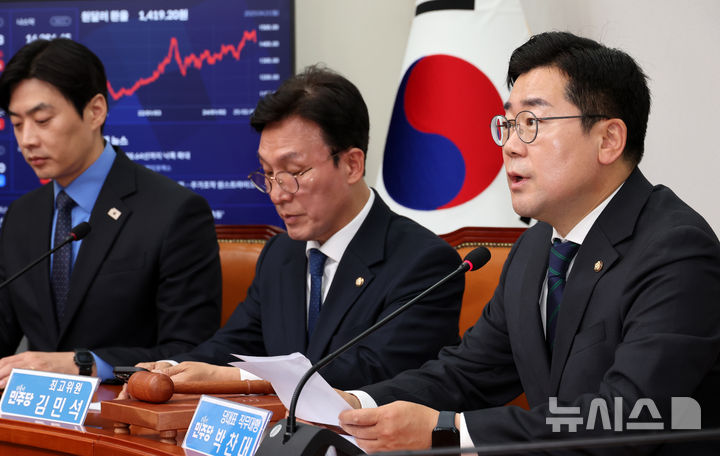 [서울=뉴시스] 조성우 기자 = 박찬대(오른쪽) 더불어민주당 당대표 직무대행 겸 원내대표가 21일 오전 서울 여의도 국회에서 열린 최고위원회의에서 발언하고 있다. 2025.04.21. xconfind@newsis.com