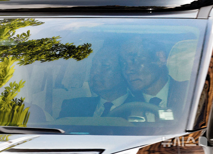 [서울=뉴시스] 김명년 기자 = 윤석열 전 대통령이 21일 오전 서울 서초구 중앙지방법원에서 열린 내란 우두머리 혐의 2차 공판에 차량을 타고 출석하고 있다. 2025.04.21. kmn@newsis.com