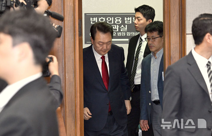[서울=뉴시스] 사진공동취재단 = 윤석열 전 대통령이 21일 서울 서초동 서울중앙지법에서 열린 내란 우두머리 혐의 형사재판 2차 공판에 출석하고 있다. 2024.04.21. photo@newsis.com