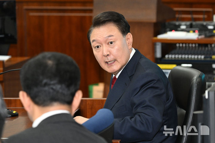 [서울=뉴시스] 사진공동취재단 = 윤석열 전 대통령이 지난달 21일 서울 서초동 서울중앙지법에서 열린 내란 우두머리 혐의 형사재판 2번째 공판에 출석하고 있다. 2025.05.09. photo@newsis.com