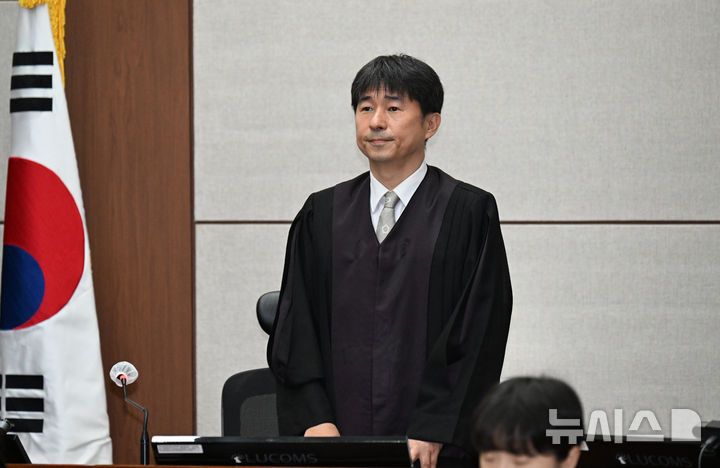 [서울=뉴시스] 사진공동취재단 = 지귀연 부장판사가 21일 서울 서초동 서울중앙지법에서 열린 내란 우두머리 혐의 형사재판 2번째 공판에서 인사하고 있다. 2025.04.21. photo@newsis.com