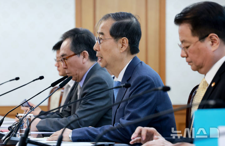 [서울=뉴시스] 최진석 기자 = 한덕수 대통령 권한대행 국무총리가 21일 정부서울청사에서 열린 경제안보전략 태스크포스(TF) 회의에서 발언하고 있다. (대통실통신사진기자단) 2025.04.21. myjs@newsis.com