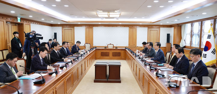 [서울=뉴시스] 최진석 기자 = 한덕수 대통령 권한대행 국무총리가 21일 정부서울청사에서 열린 경제안보전략 태스크포스(TF) 회의를 주재하고 있다. (대통실통신사진기자단) 2025.04.21. myjs@newsis.com