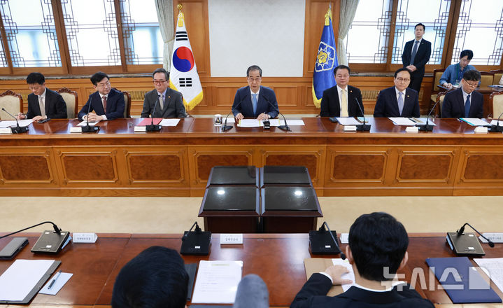 [서울=뉴시스] 최진석 기자 = 한덕수 대통령 권한대행 국무총리가 21일 정부서울청사에서 열린 경제안보전략 태스크포스(TF) 회의를 주재하고 있다. (대통실통신사진기자단) 2025.04.21. myjs@newsis.com