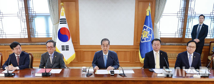 [서울=뉴시스] 최진석 기자 = 한덕수 대통령 권한대행 국무총리가 21일 정부서울청사에서 열린 경제안보전략 태스크포스(TF) 회의를 주재하고 있다. (대통실통신사진기자단) 2025.04.21. myjs@newsis.com