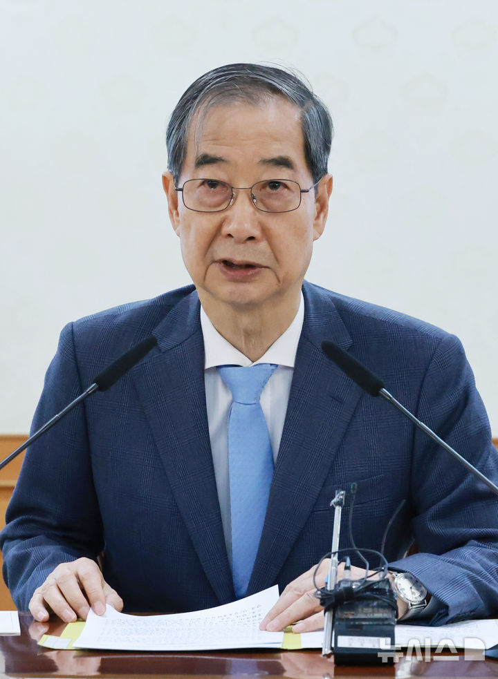 [서울=뉴시스] 최진석 기자 = 한덕수 대통령 권한대행 국무총리가 21일 정부서울청사에서 열린 경제안보전략 태스크포스(TF) 회의에서 발언하고 있다. (대통실통신사진기자단) 2025.04.21. myjs@newsis.com