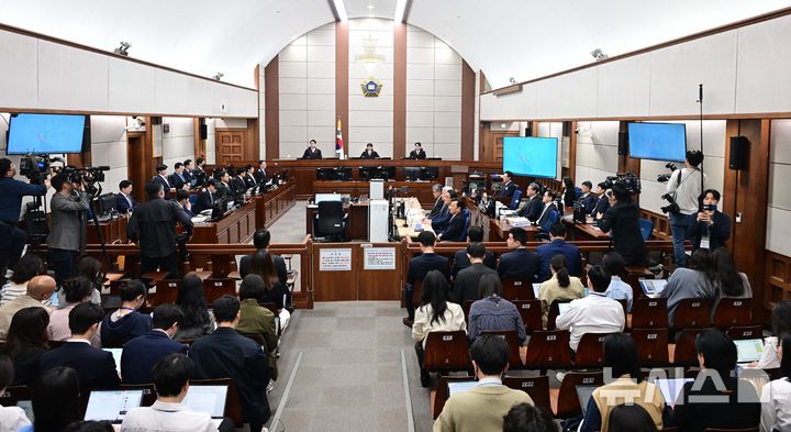 [서울=뉴시스] 사진공동취재단 = 21일 서울 서초동 서울중앙지법에서 윤석열 전 대통령의 내란 우두머리 혐의 형사재판 2번째 공판이 열리고 있다. 2025.04.21. photo@newsis.com