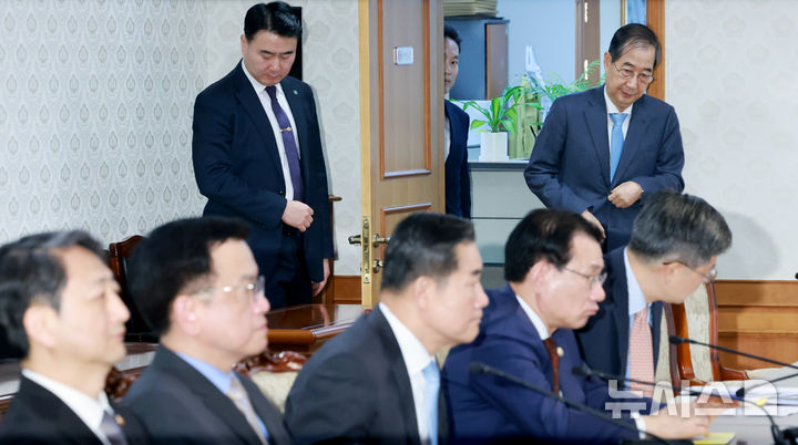 [서울=뉴시스] 최진석 기자 = 한덕수 대통령 권한대행 국무총리가 21일 정부서울청사에서 열린 경제안보전략 태스크포스(TF) 회의에 참석하고 있다. (대통실통신사진기자단) 2025.04.21. myjs@newsis.com