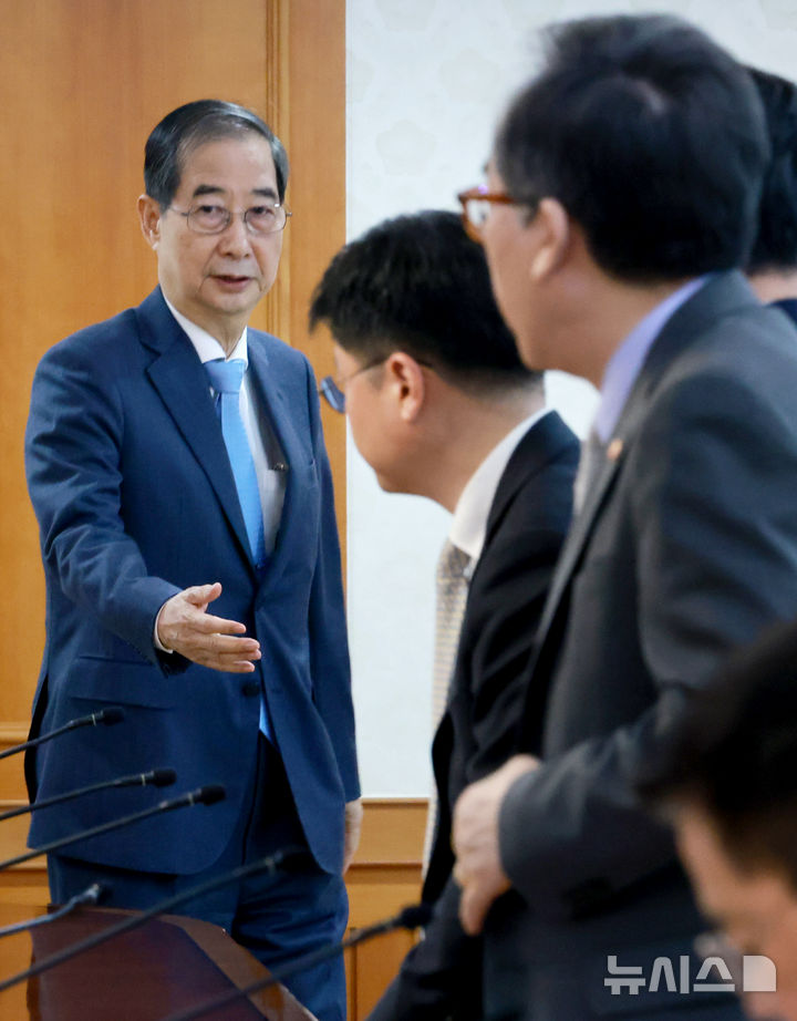 [서울=뉴시스] 최진석 기자 = 한덕수 대통령 권한대행 국무총리가 21일 정부서울청사에서 열린 경제안보전략 태스크포스(TF) 회의에 참석하고 있다. (대통실통신사진기자단) 2025.04.21. myjs@newsis.com