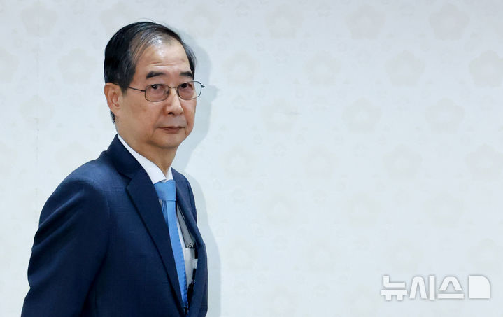 [서울=뉴시스] 최진석 기자 = 한덕수 대통령 권한대행 국무총리가 21일 정부서울청사에서 열린 경제안보전략 태스크포스(TF) 회의에 참석하고 있다. (대통령실통신사진기자단) 2025.04.21. myjs@newsis.com