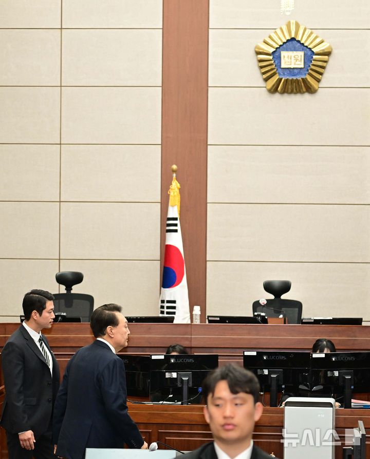 [서울=뉴시스] 사진공동취재단 = 12·3 비상계엄을 선포해 내란 우두머리 혐의로 재판에 넘겨진 윤석열 전 대통령이 21일 오전 서울 서초구 서울중앙지법 417호 법정으로 재판을 받기 위해 들어오고 있다. 2025.04.21. photo@newsis.com
