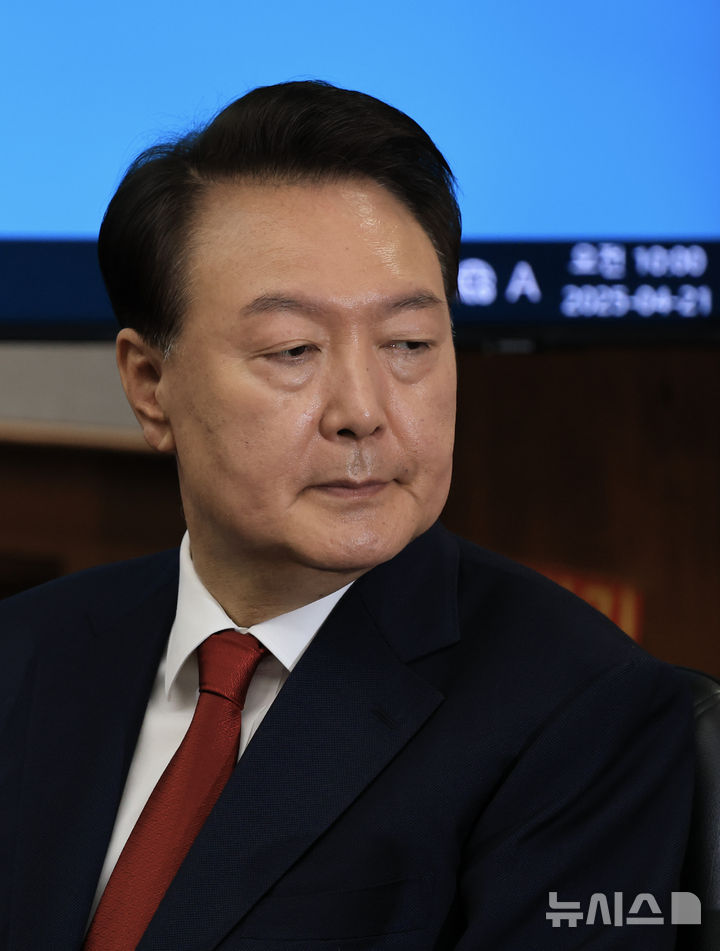 [서울=뉴시스] 사진공동취재단 = 12·3 비상계엄을 선포해 내란 우두머리 혐의로 재판에 넘겨진 윤석열 전 대통령이 21일 오전 서울 서초구 서울중앙지법 417호 법정에 앉아 재판 시작을 기다리고 있다. 2025.04.21. photo@newsis.com