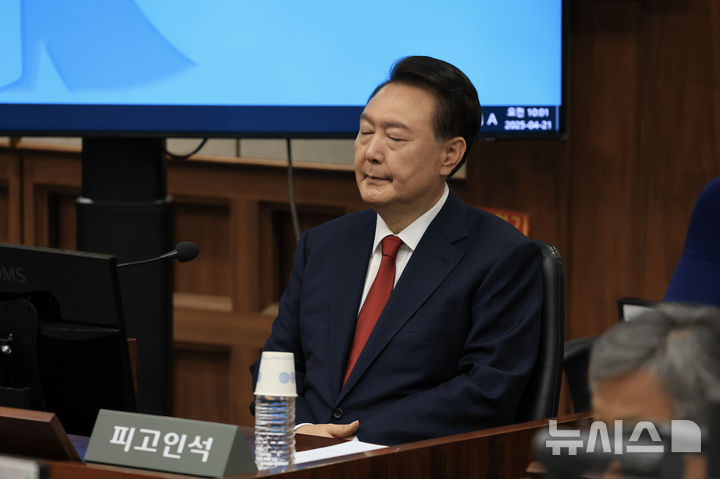 [서울=뉴시스] 사진공동취재단 = 윤석열 전 대통령이 오는 26일 내란 특검팀이 추가 기소한 사건의 첫 공판에 출석한다. 사진은 윤 전 대통령. 2025.04.21. photo@newsis.com