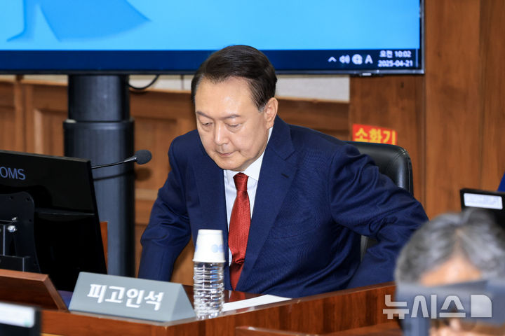[서울=뉴시스] 사진공동취재단 = 윤석열 전 대통령이 21일 오전 서울 서초구 서울중앙지방법원에서 열린 내란 우두머리 혐의에 대한 두 번째 정식 재판에 출석하고 있다. 2025.04.21. photo@newsis.com