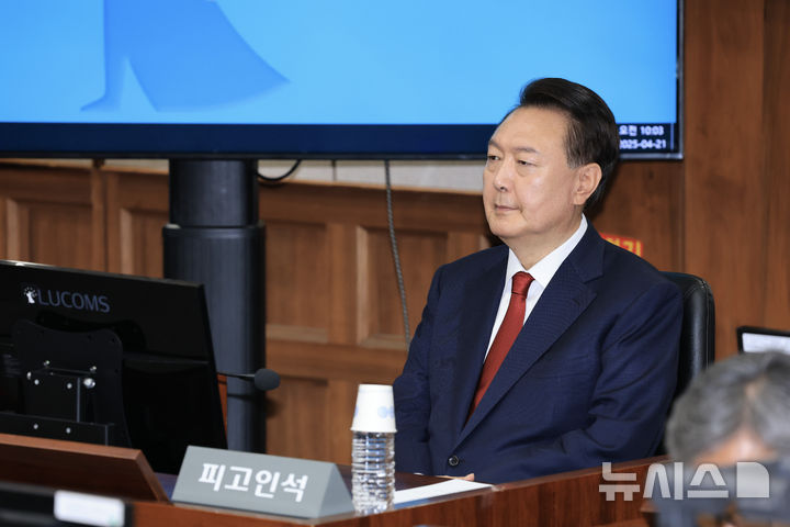[서울=뉴시스] 사진공동취재단 = 12·3 비상계엄을 선포해 내란 우두머리 혐의로 재판에 넘겨진 윤석열 전 대통령이 21일 오전 서울 서초구 서울중앙지법 417호 법정에 앉아 재판 시작을 기다리고 있다. 2025.04.21. photo@newsis.com