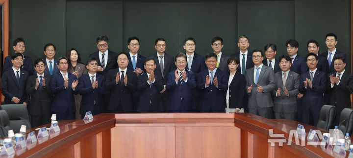 [서울=뉴시스] 권창회 기자 = 이재명 제21대 대통령 선거 더불어민주당 경선 후보가 21일 서울 여의도 금융투자협회에서 열린 자본시장 활성화를 위한 정책간담회에서 서유석 금융투자협회장을 비롯한 참석자들과 기념촬영을 하고 있다. 2025.04.21. kch0523@newsis.com