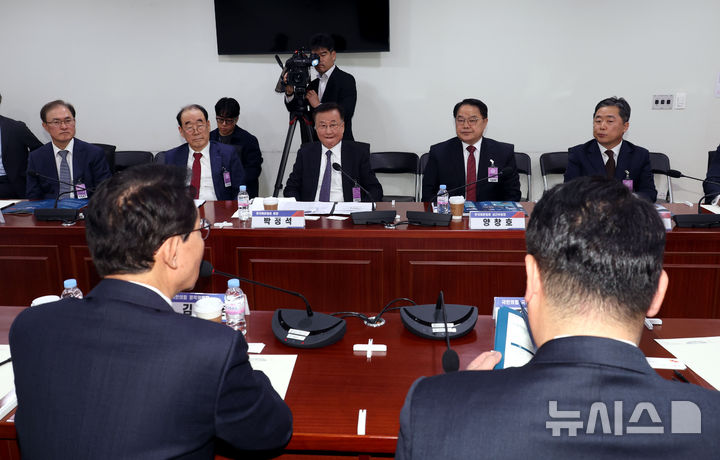 [서울=뉴시스] 조성봉 기자= 박정석(왼쪽 세번째) 한국해운협회 회장을 비롯한 참석자들이 21일 오전 서울 여의도 국회 의원회관 간담회의실에서 열린 국민의힘-해운업계 정책간담회 및 협약식에서 김상훈 국민의힘 정책위의장의 발언을 경청하고 있다. 2025.04.21. suncho21@newsis.com