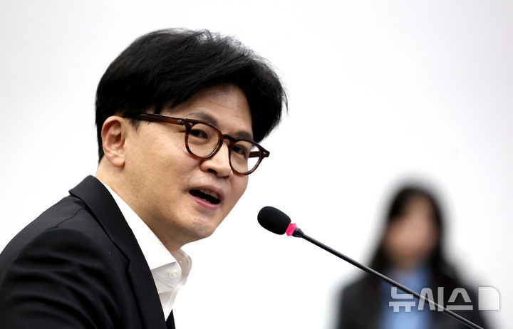 [경주=뉴시스] 이무열 기자 = 한동훈 제21대 대통령 선거 국민의힘 경선 후보가 21일 경북 경주시 경주화백컨벤션센터(하이코·HICO)에서 열린 2025 아시아태평양경제협력체(APEC) 정상회의 준비상황에서 발언하고 있다. 2025.04.21. lmy@newsis.com