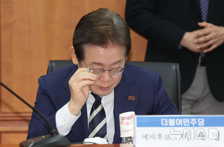[서울=뉴시스] 권창회 기자 = 이재명 제21대 대통령 선거 더불어민주당 경선 후보가 21일 서울 여의도 금융투자협회에서 열린 자본시장 활성화를 위한 정책간담회에서 생각에 잠겨 있다. 2025.04.21. kch0523@newsis.com