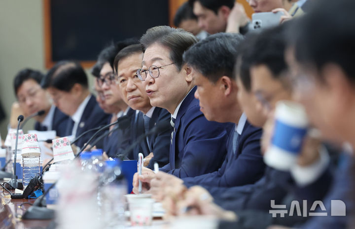 [서울=뉴시스] 권창회 기자 = 이재명 제21대 대통령 선거 더불어민주당 경선 후보가 21일 서울 여의도 금융투자협회에서 열린 자본시장 활성화를 위한 정책간담회에서 인사말을 하고 있다. 2025.04.21. kch0523@newsis.com