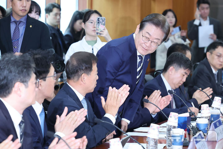 [서울=뉴시스] 권창회 기자 = 이재명 제21대 대통령 선거 더불어민주당 경선 후보가 21일 서울 여의도 금융투자협회에서 열린 자본시장 활성화를 위한 정책간담회에서 인사 하고 있다. 2025.04.21. kch0523@newsis.com