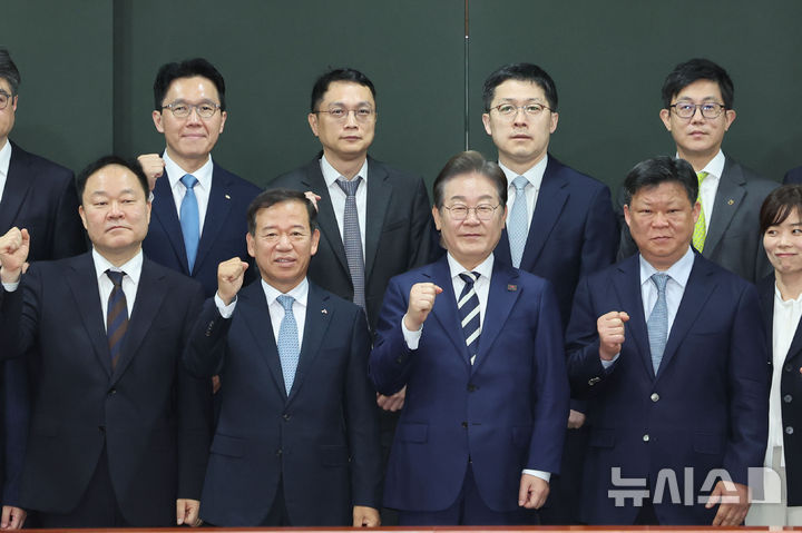 [서울=뉴시스] 권창회 기자 = 이재명 제21대 대통령 선거 더불어민주당 경선 후보가 21일 서울 여의도 금융투자협회에서 열린 자본시장 활성화를 위한 정책간담회에서 서유석 금융투자협회장을 비롯한 참석자들과 기념촬영을 하고 있다. 2025.04.21. kch0523@newsis.com