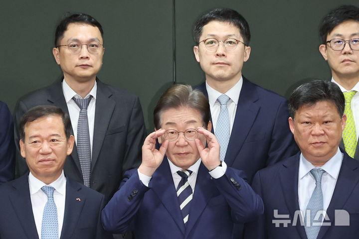 [서울=뉴시스] 권창회 기자 = 이재명 제21대 대통령 선거 더불어민주당 경선 후보가 21일 서울 여의도 금융투자협회에서 열린 자본시장 활성화를 위한 정책간담회에서 기념촬영 전 안경을 고쳐쓰고 있다. 2025.04.21. kch0523@newsis.com