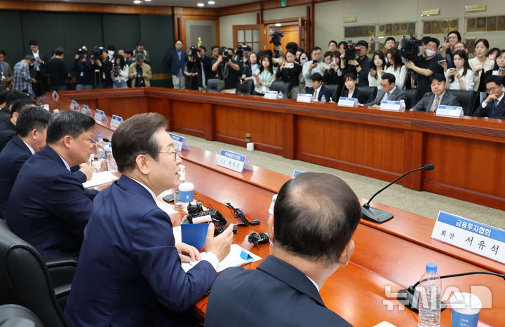[서울=뉴시스] 권창회 기자 = 이재명 제21대 대통령 선거 더불어민주당 경선 후보가 21일 서울 여의도 금융투자협회에서 열린 자본시장 활성화를 위한 정책간담회에서 질의응답을 하고 있다. 2025.04.21. kch0523@newsis.com